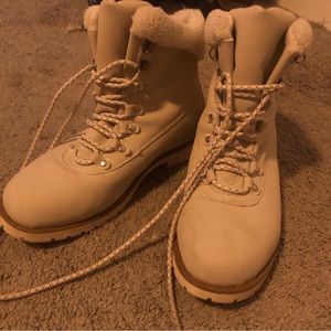 Women’s snow boots